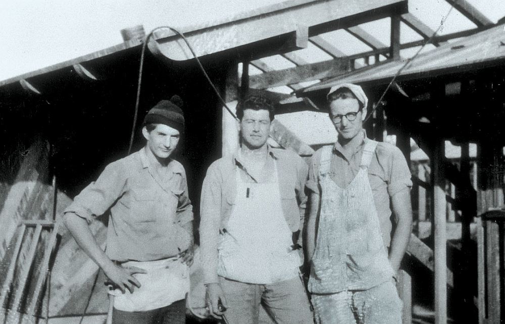 Ларри Хон на стройке