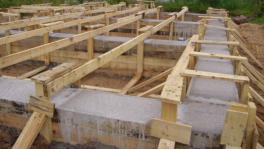 Монтаж ленточного фундамента