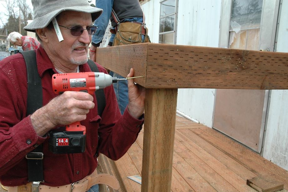 Ларри учит строить дома