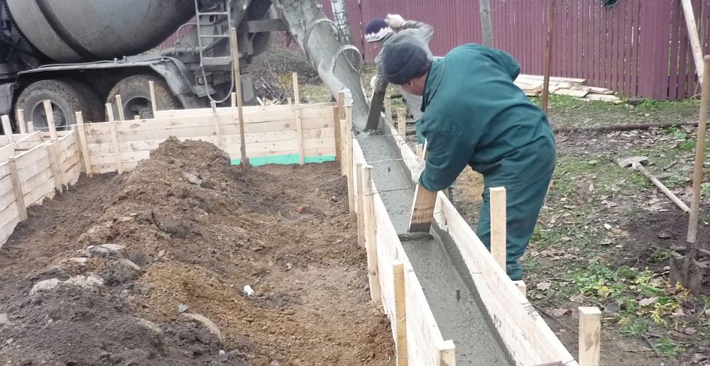 Заполнение опалубки бетоном