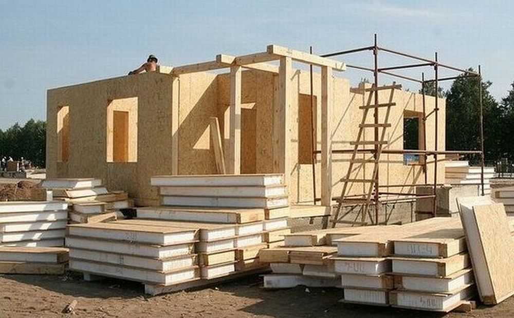 Внутри СИП-панелей находится утеплитель