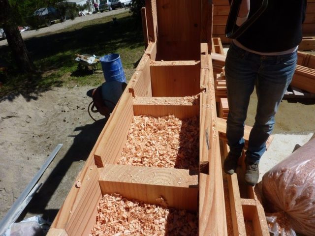 Засыпка каркаса опилками